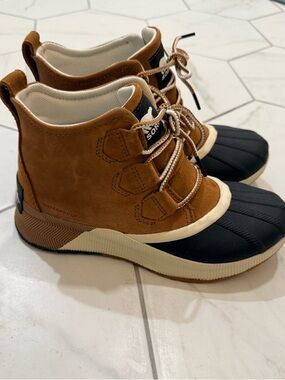 | Sorel | Out 'N About III Classic Waterproof Boots for Ladies size 6